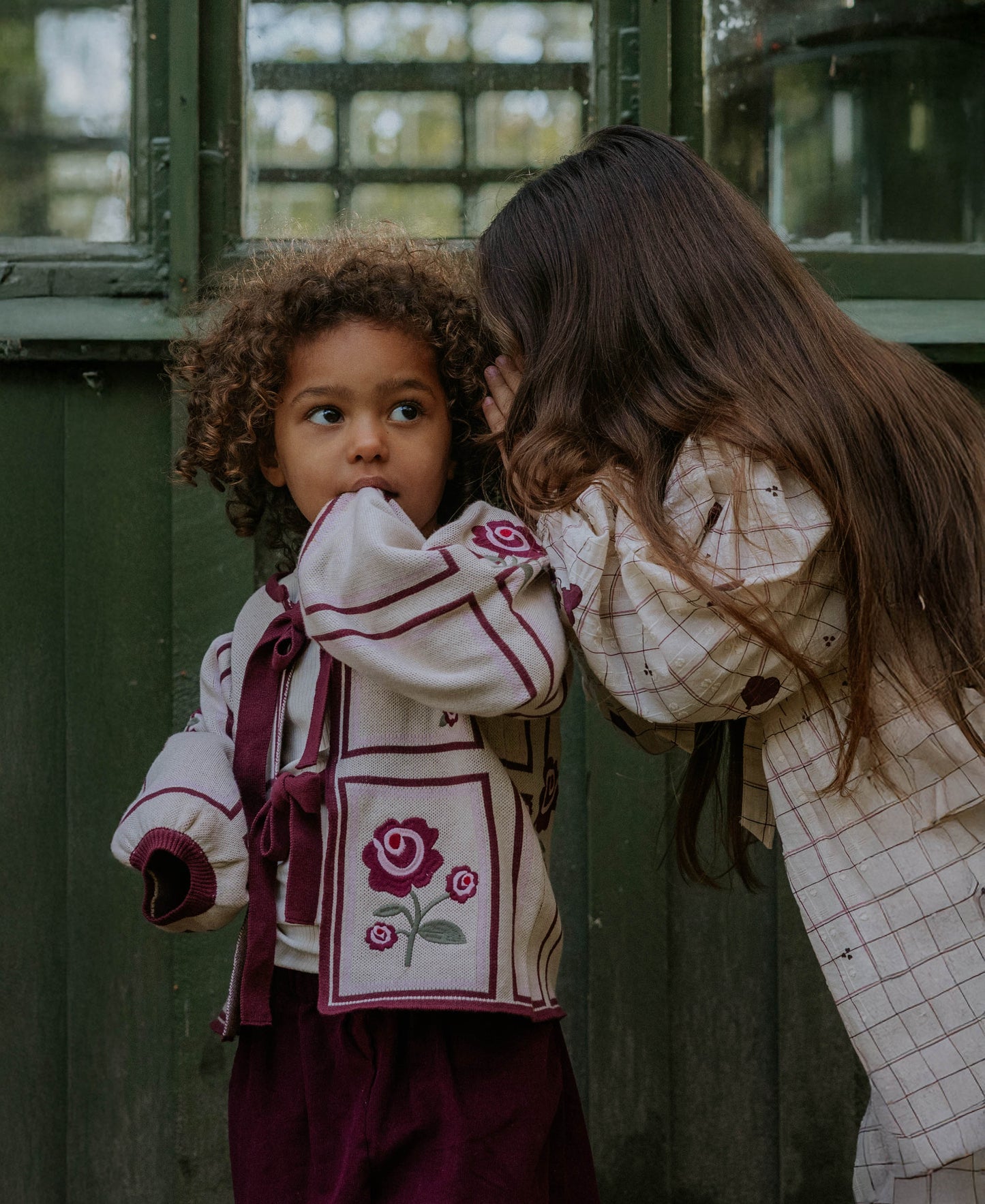 FLIINK CHARLOTTE EMBROIDERED CARDIGAN CARDIGAN SANDSHELL/BURGENDY