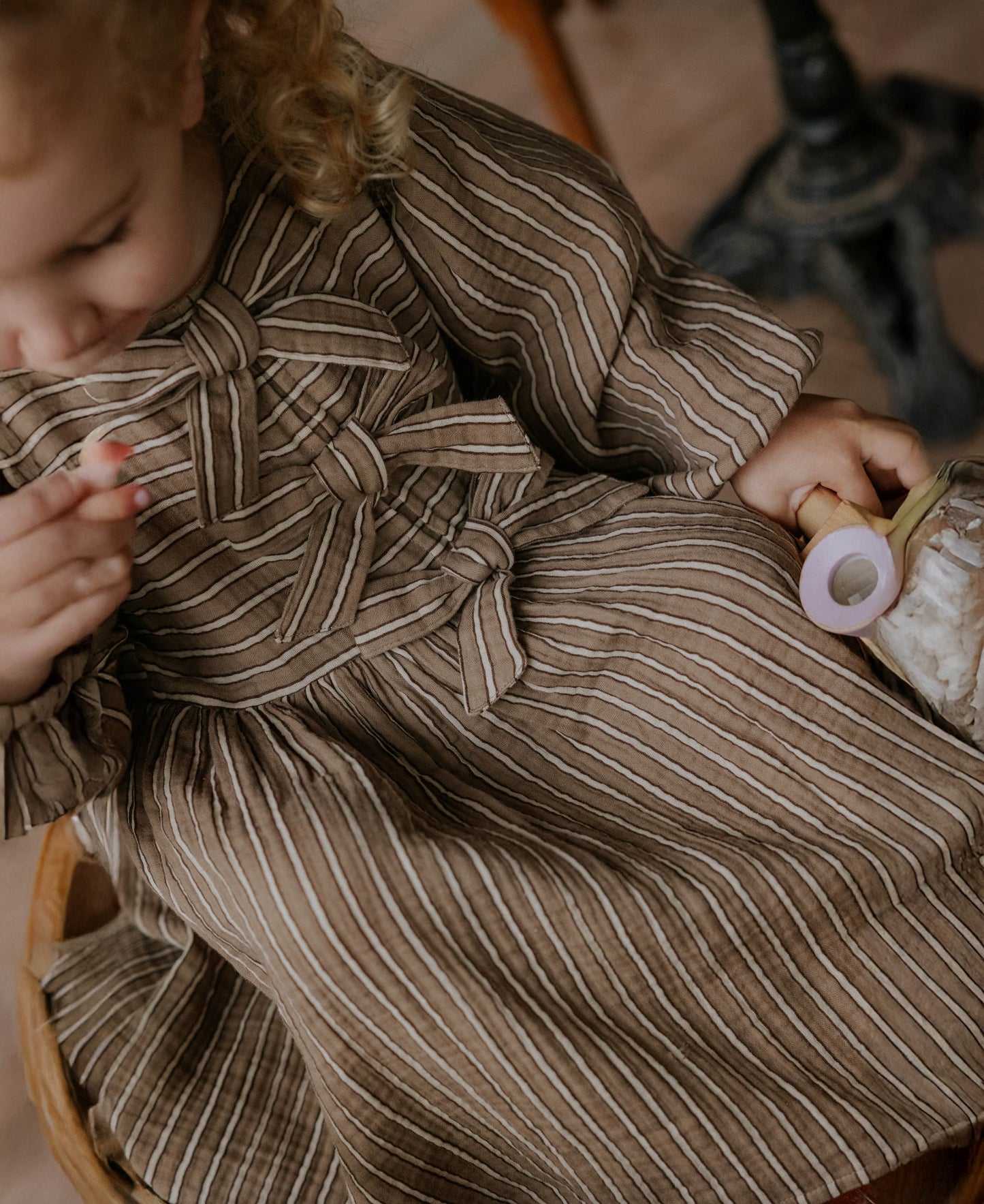 FLIINK ELMO BOW DRESS DRESS PINE BARK STRIPE
