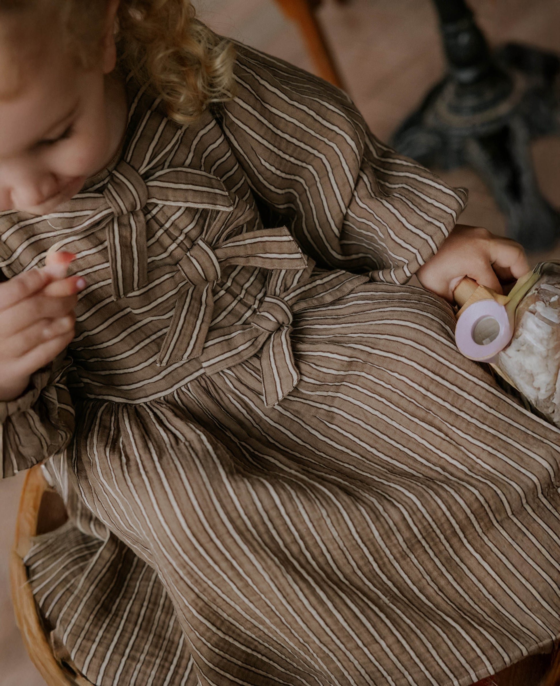 FLIINK ELMO BOW DRESS DRESS PINE BARK STRIPE